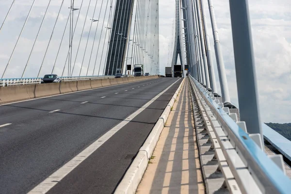 Passo a passo em Pont de Normandie, ponte francesa sobre o rio Sena — Fotografia de Stock