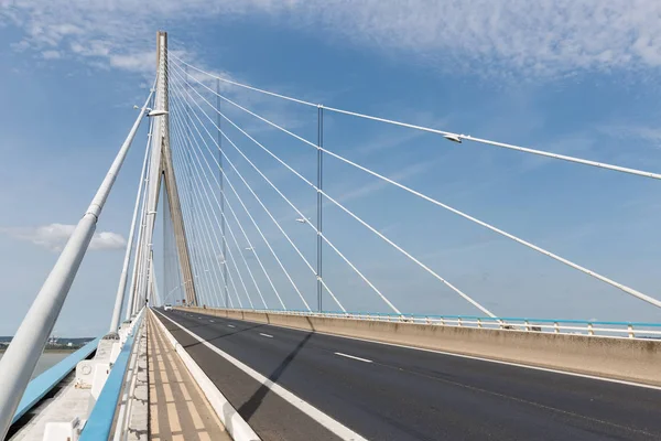 Auto-estrada em Pont de Normandie, ponte francesa sobre o rio Sena — Fotografia de Stock