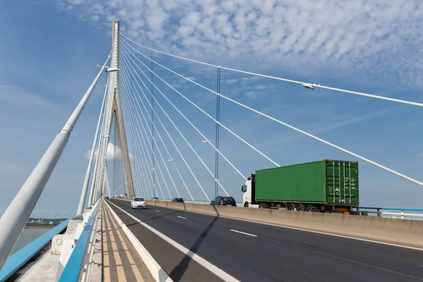 在诺曼底，塞纳河法国大桥交通 — 图库照片