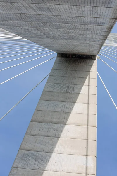 Widok z dołu betonu pylonu Pont de Normandie we Francji — Zdjęcie stockowe