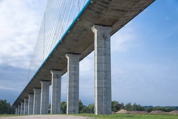 Pont de Normandie beton sütunlar üzerinde river Seine, Fransa