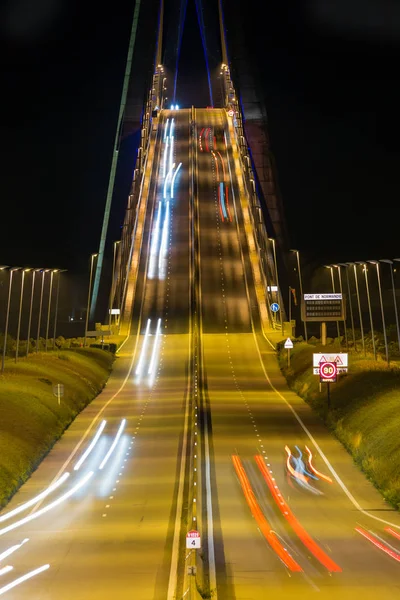 Oświetlony Pont de Normandia przez noc, francuski most nad Sekwaną — Zdjęcie stockowe