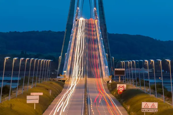 Senderos ligeros de coches en Pont de Normandie — Foto de Stock