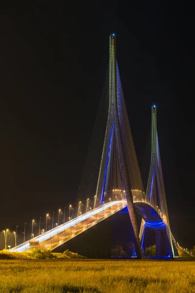 Oświetlony Pont de Normandia przez noc, francuski most nad Sekwaną — Zdjęcie stockowe