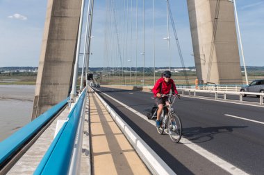 Bisikletçi Pont de Normandie adlı Fransız Seine Nehri üzerinde köprü. 