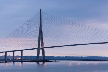 Pont de Normandie yakınlarında gün doğumu, Fransa 'da Seine Köprüsü