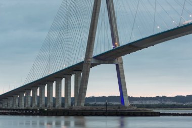 Pont de Normandie yakınlarında gün doğumu, Fransa 'da Seine Köprüsü