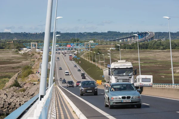 Auta v Pont de Normandie, most u Le Havre. Francie — Stock fotografie