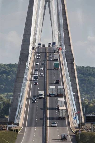 Traffico a Pont de Normandie vicino a Le Havre in Francia — Foto Stock