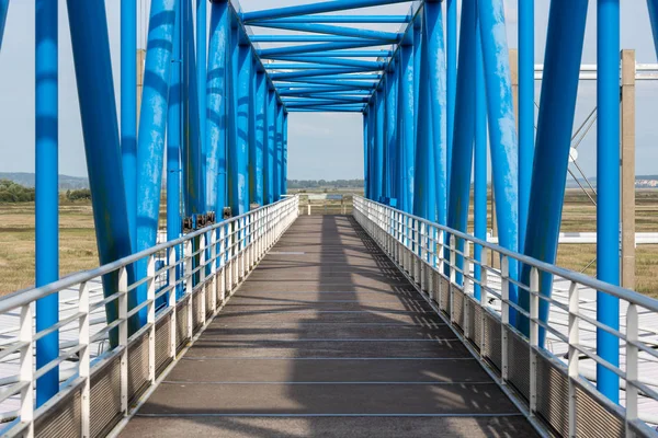 สะพานเท้าเหนือตู้เก็บเงินใกล้ Pont de Normandie ในฝรั่งเศส — ภาพถ่ายสต็อก