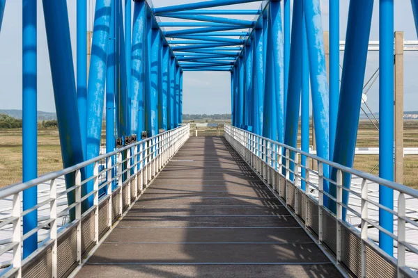 Lávka nad mýtná celnice u Pont de Normandie ve Francii — Stock fotografie