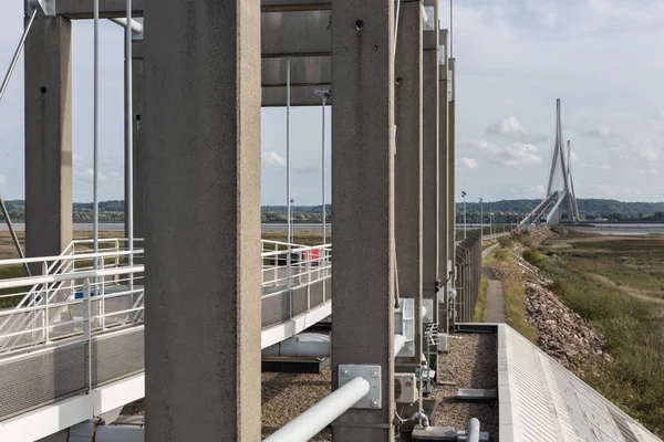 Chodnik nad tollroad do Pont de Normandie, Francja — Zdjęcie stockowe