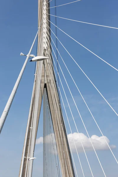 Pilone con cavi in acciaio dal ponte francese Pont de Normandie — Foto Stock