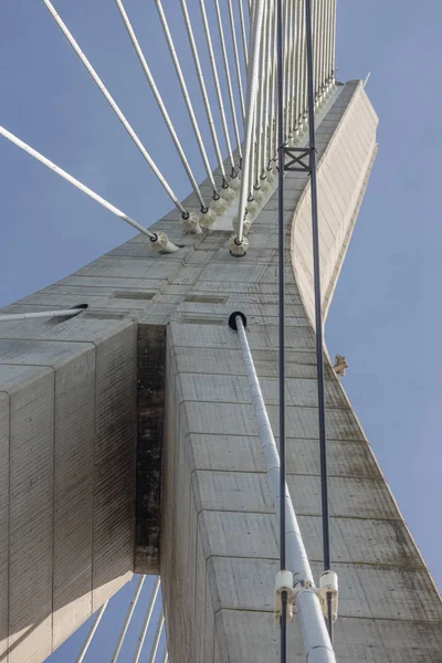 Pohled zdola betonový pylon Pont de Normandie ve Francii — Stock fotografie