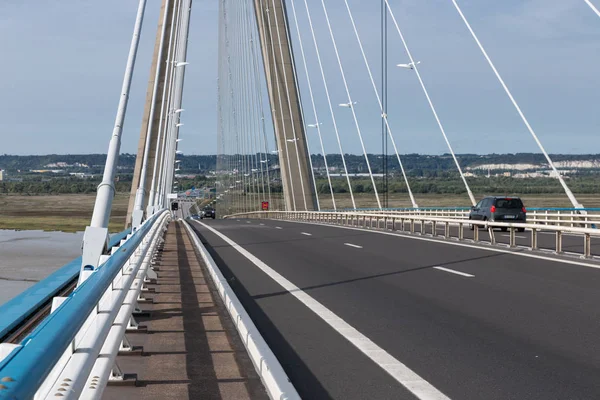 Autopista en Pont de Normandie, puente francés sobre el río Sena —  Fotos de Stock