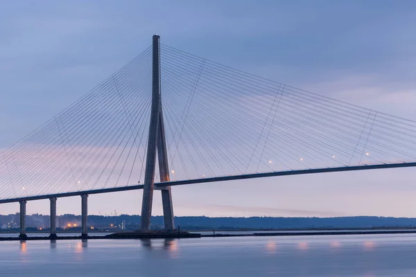 Wschód słońca w pobliżu Pont de Normandie, most Sekwany we Francji — Zdjęcie stockowe