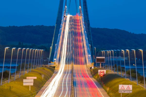 Světelné stezky z aut v Pont de Normandie — Stock fotografie