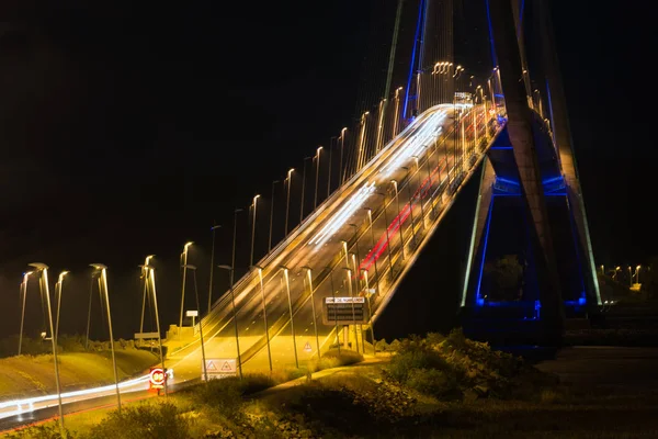 Oświetlony Pont de Normandia przez noc, francuski most nad Sekwaną — Zdjęcie stockowe