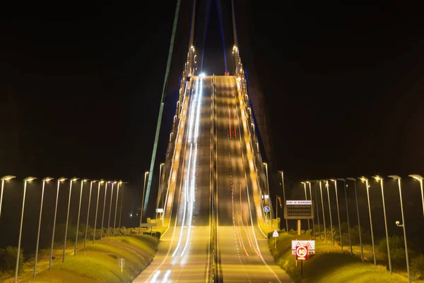 Oświetlony Pont de Normandia przez noc, francuski most nad Sekwaną — Zdjęcie stockowe