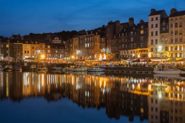 Geceleyin Honfleur Limanı 'nda gemiler ve restoranlar, Fransa