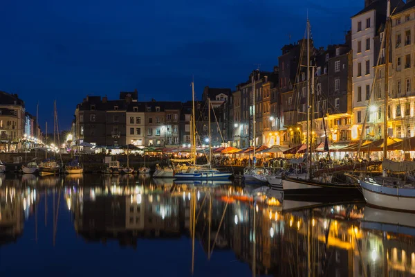 Geceleyin Honfleur Limanı 'nda gemiler ve restoranlar, Fransa