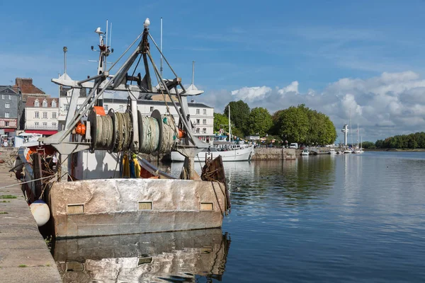 Barco pesquero de acero en Harbor Honfleur, Francia — Foto de Stock
