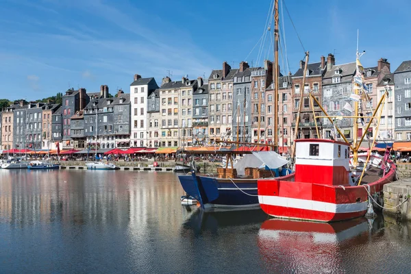 Połowów statek w starego średniowiecznego portu Honfleur, Francja — Zdjęcie stockowe