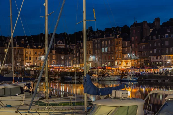 Geceleyin Honfleur Limanı 'nda gemiler ve restoranlar, Fransa