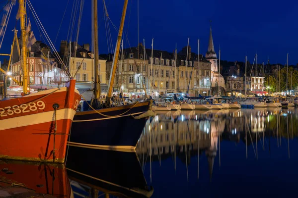 Historischer Hafen honfleur mit Segelschiffen am Abend, Frankreich — Stockfoto