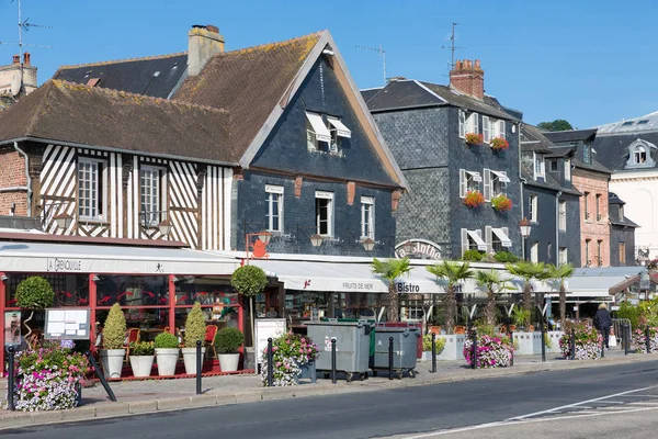 Ciudad de Honfleur con edificios históricos y restaurantes en Francia — Foto de Stock