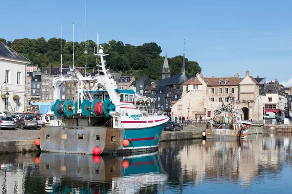 Puerto histórico Honfleur ciudad con barcos de pesca en Francia —  Fotos de Stock