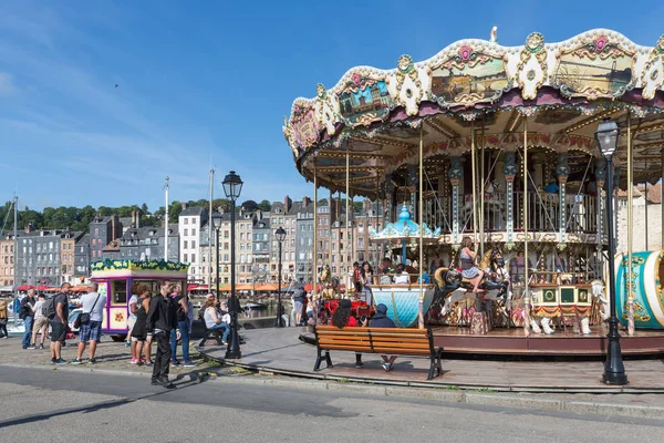 Hamnen i historiska franska staden Honfleur med carrousel för barn — Stockfoto