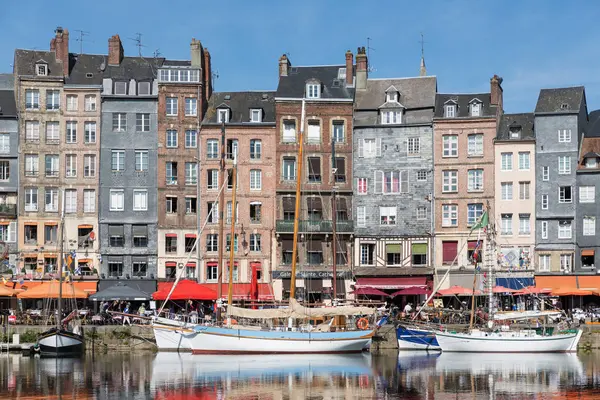 Port de Honfleur ville historique française avec navires et restaurants — Photo