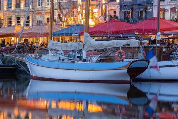 Haven van historische Frans stadje Honfleur met schepen en restaurants — Stockfoto