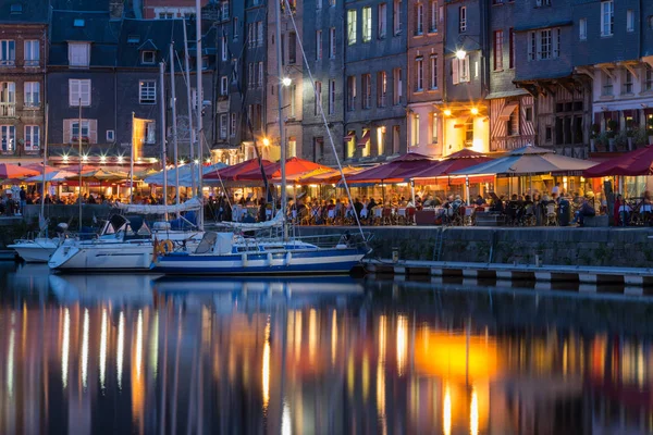 Haven van historische Frans stadje Honfleur met schepen en restaurants — Stockfoto