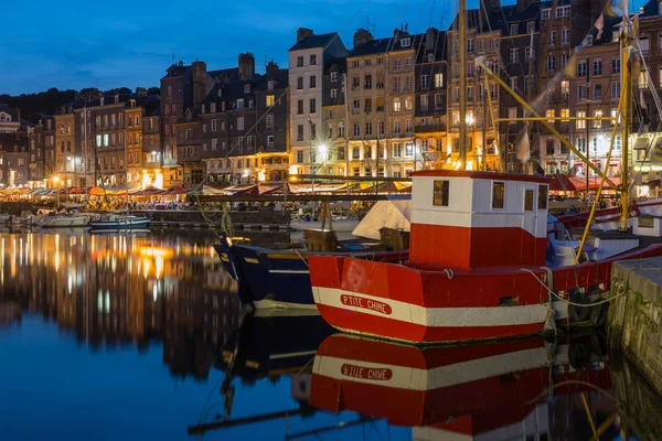 Haven van historische Frans stadje Honfleur met visserij schepen — Stockfoto