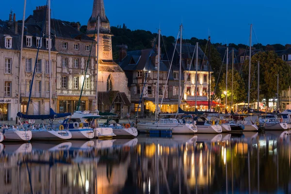 Puerto de la histórica ciudad francesa Honfleur con barcos y restaurantes — Foto de Stock