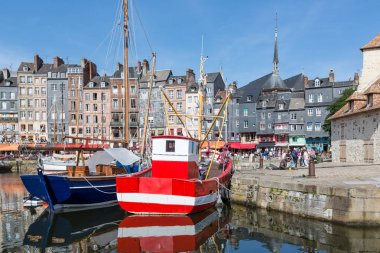 Balık tutma gemi eski ortaçağ Harbor Honfleur, Fransa
