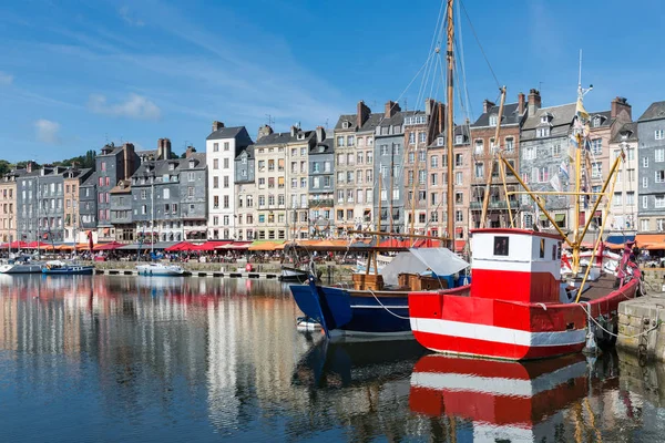 Visserij schip in de haven van het oude middeleeuwse Honfleur, Frankrijk — Stockfoto