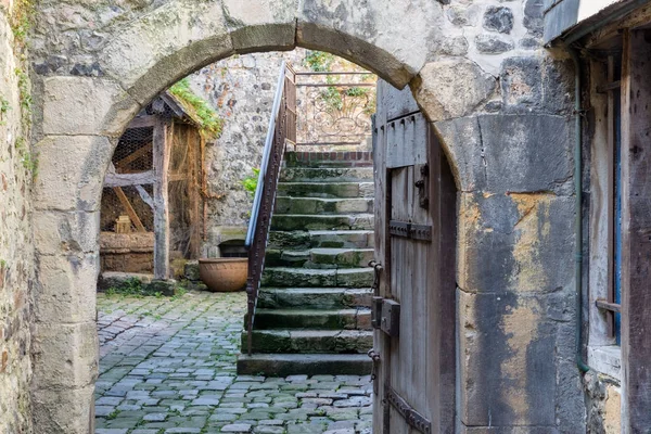 Doorgang naar de binnenplaats in de middeleeuwse stad Honfleur in Normandië, Frankrijk — Stockfoto