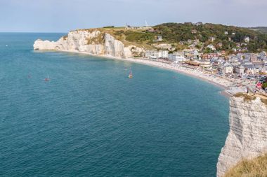 Etretat Normandy, Fransa için kireçtaşı kayalıklarla çevrili tatil beldesi