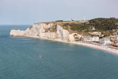 Etretat Normandy, Fransa için kireçtaşı kayalıklarla çevrili tatil beldesi