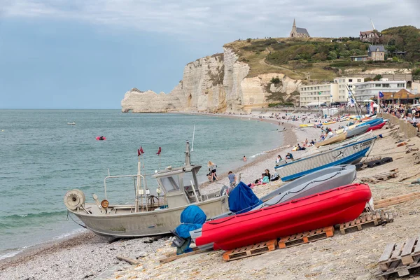 Barche da pesca e visitatori del mare sulla spiaggia Etretat, Normandia, Francia — Foto Stock