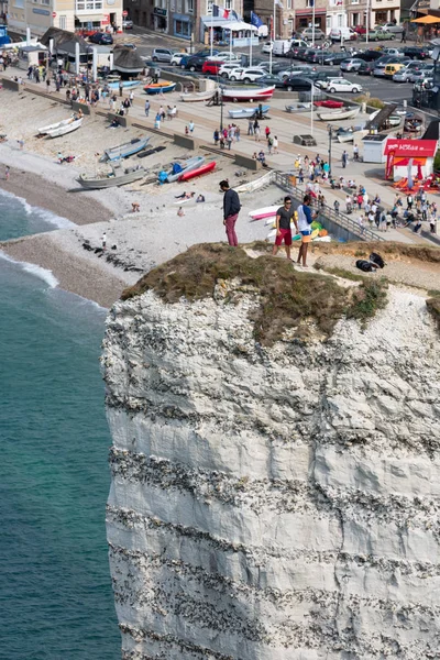 Veduta aerea temerario in piedi a scogliera alta in Normandia, Francia — Foto Stock