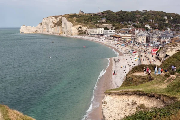 Sahil ziyaretçiler ve balıkçı tekneleri sahilde Etretat, Normandie, Fransa