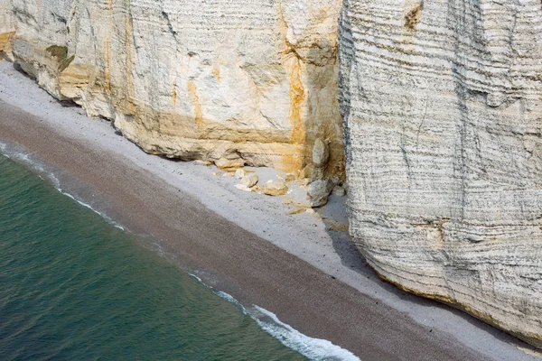 Kleurrijke kalkrotsen met strand in de buurt van Etretat in Normandië Frankrijk — Stockfoto