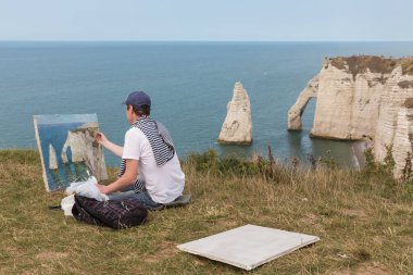 Ünlü fil kayalıklardan yakınındaki Etretat Normandy, Fransa için resmi ressamın