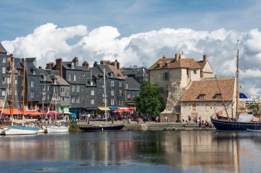 Liman tarihi şehir Honfleur demirli yelkenli gemi ve restoranlar
