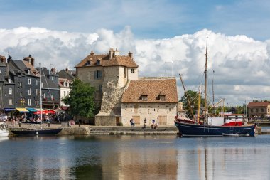 Liman tarihi şehir Honfleur demirli yelkenli gemi ve restoranlar