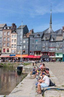 Şehir Honfleur demirli yelkenli gemi ve rahatlatıcı insanlar ile liman